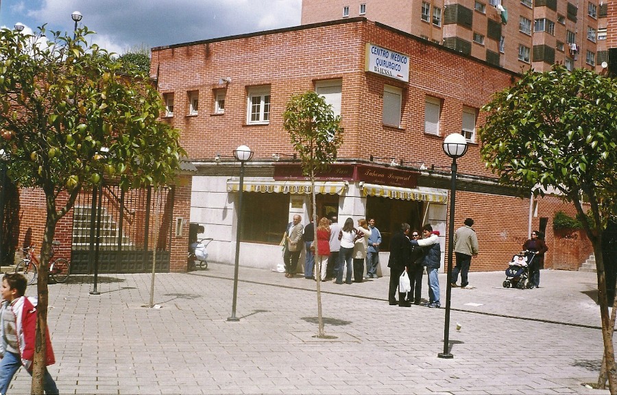 Fachada de Tahona Parquesol, calle Mateo Seoane Sobral N22, Plaza